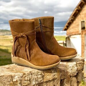 Born Vinton Leather Boots, size 7.5, zip up sides